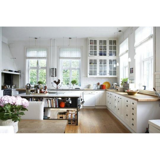 bisc prirodny prirodny biely kuchynsky nabytok rozsiritelny rozkladaci otvaraci stol country rustikalny mediteransky provensalsky rekreacny dom balaton renovacia masivne drevo jedalen kuchyna stol.jpg